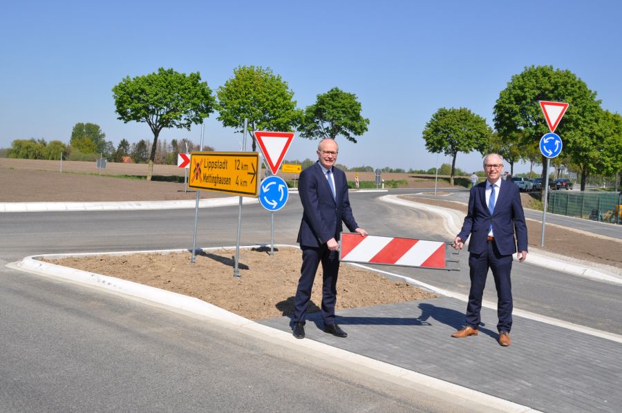 Gefährlicher Knotenpunkt entschärft, Kreisel in Westenholz nach vier Monaten Bauzeit fertiggestellt: Landrat Manfred Müller (rechts im Bild) und Landtagsabgeordneter Bernhard Hoppe-Biermeyer geben den Kreisel offiziell für den Verkehr frei Bildnachweis: Michael Rüngeler, Kreisstraßenbauamt (Hier haben viele dazu beigetragen, den Kreisel so schnell bauen zu können. Mit Blick auf Corona haben wir bewusst auf ein Gruppenfoto verzichtet).